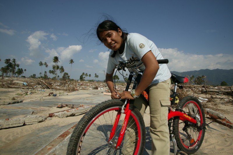 Noni Delfina a fui le tsunami de 2004 à vélo. 