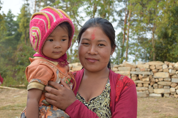 Anjana Lama avec sa fille  à Sunkhani au Népal le 17 mars 2016  Photo credit: Bipana Dhimal/Oxfam
