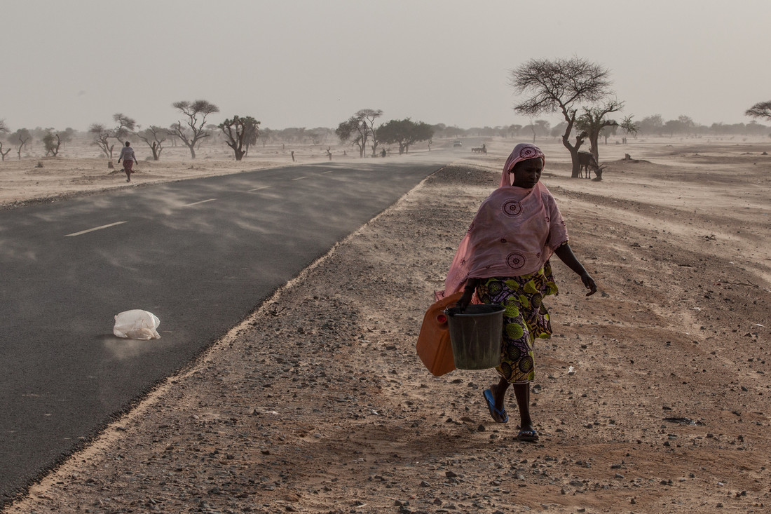 Une femme cherchant de l'eau sur le camp d'Assaga (Vincent Tremeaux / Oxfam).
