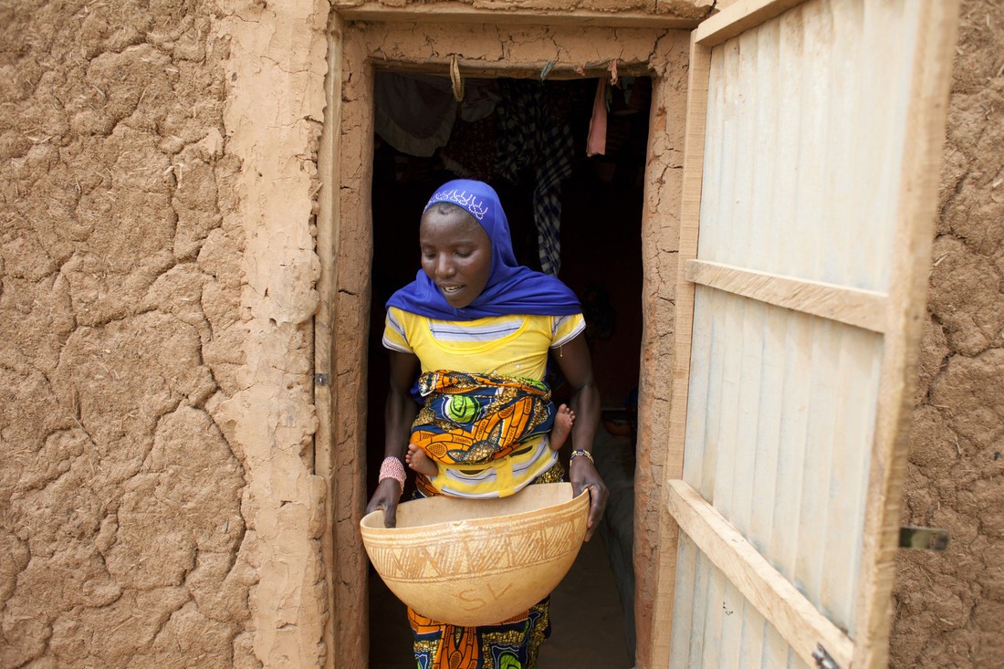 Madina vit au Niger et sa fille, Aichatou est tombée malade à cause de la malnutrition : Madina est trop pauvre pour lui donner autre chose que du millet et elle dépend de l’aide humanitaire. Madina et Aichatou doivent passer avant les profits !