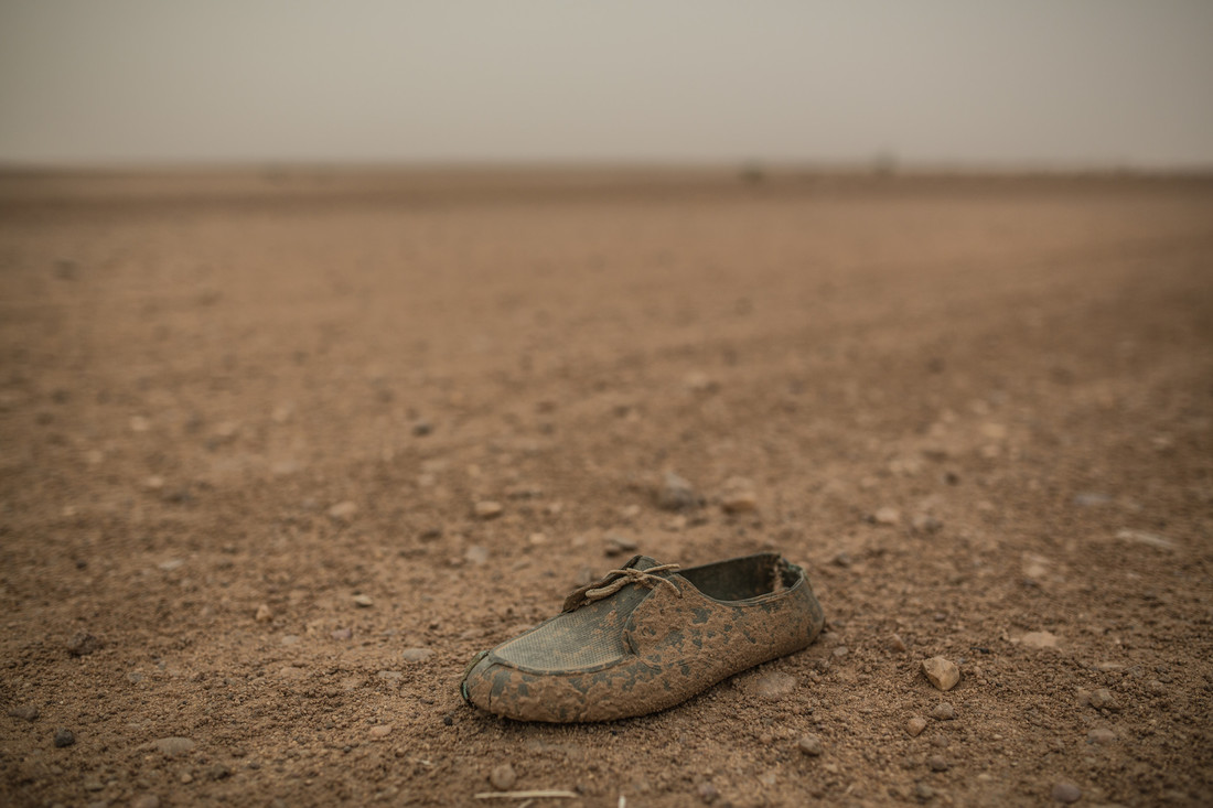 Une chaussure dans le désert sur la route vers la Libye