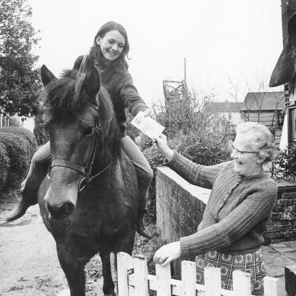 En 1966, Lynda distribue les courriers d'Oxfam dans son village.