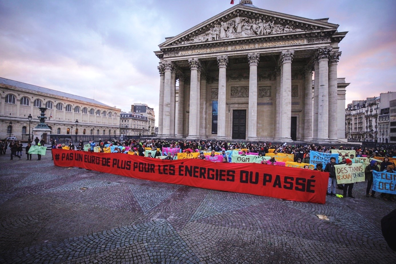 Mobilisation citoyenne en décembre 2018, devant le Panthéon à Paris, en faveur de la fin des subventions aux énergies fossiles.