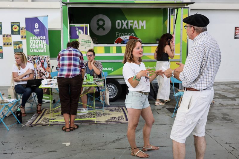 Rencontre entre les bénévoles d'Oxfam France et le public du Contre-G7, devant l'OxVan ! Crédit : LGeai / Oxfam