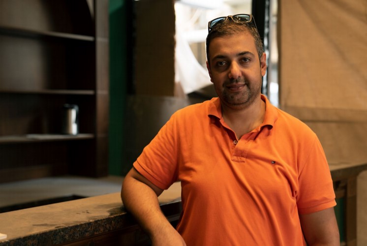 Adib Dorra, dans son commerce, en octobre 2020. Son entreprise a été dévastée par l'explosion à Beyrouth. Grâce au soutien d'Oxfam et de ses partenaires locaux, il a pu faire les travaux et racheter l'équipement nécessaire. 