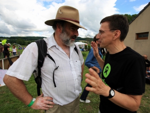 Jeremy Hobbs, ici en pleine discussion avec Luc Lamprière, directeur général d'Oxfam France, a fait notre premier Trailwalker, en 2010