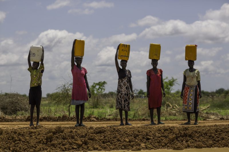 Des femmes portant des bidons d’eau au Soudan du sud