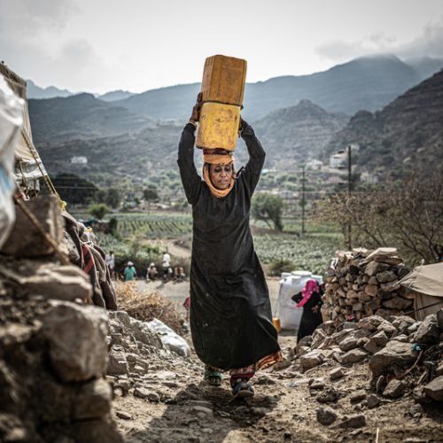 Aller chercher de l'eau potable : une tâche qui revient souvent aux femmes, des kilomètres à parcourir pour les personnes déplacées du fait de la guerre au Yémen. Février 2020. Crédit : Pablo Tosco / Oxfam