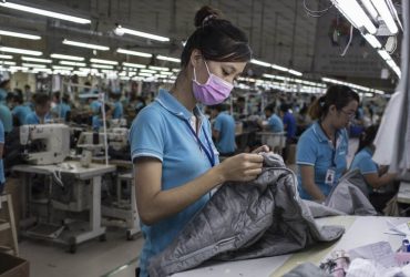 Une ouvrière travaille sur une ligne de confection vestes et des pantalons dans un atelier qui produit pour des marques internationales, dans une usine de la province de Dong Nai, au Vietnam.