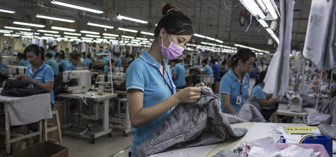 Une ouvrière travaille sur une ligne de confection vestes et des pantalons dans un atelier qui produit pour des marques internationales, dans une usine de la province de Dong Nai, au Vietnam.