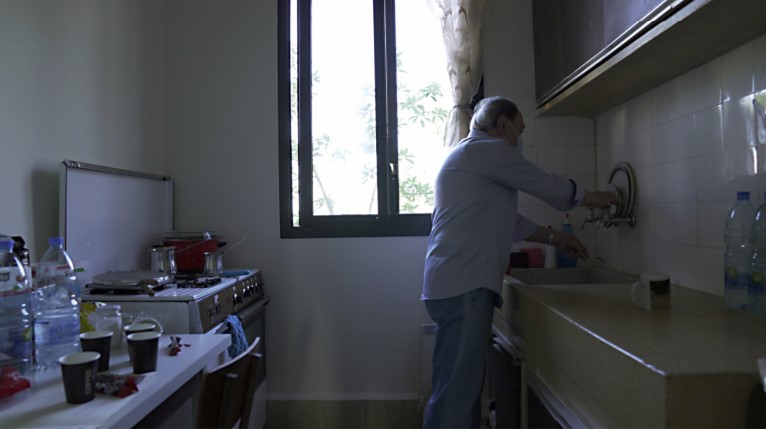 Bahjat, dans sa cuisine. Son immeuble a été réhabilité grâce au soutien d'Oxfam et des organisations locales partenaires.